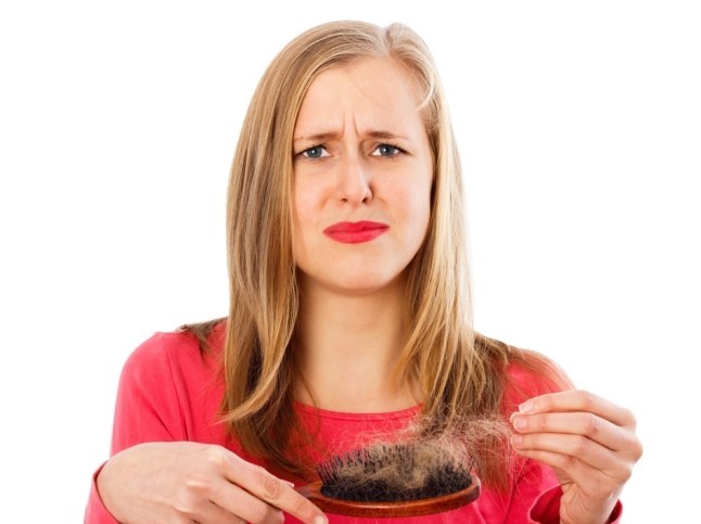 چرا زنان دچار ریزش مو می شوند؟ درمان قطعی ریزش مو چیست؟